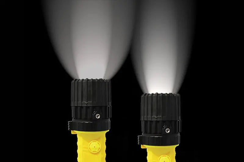 Lampe torche Nightsearcher SIGMA ZOOM 235 Lumens - 3 modes d'éclairage - ATEX Zone 0 - Zoom réglable - Utilise 4 x AA (alcalines) NYCTALOPE