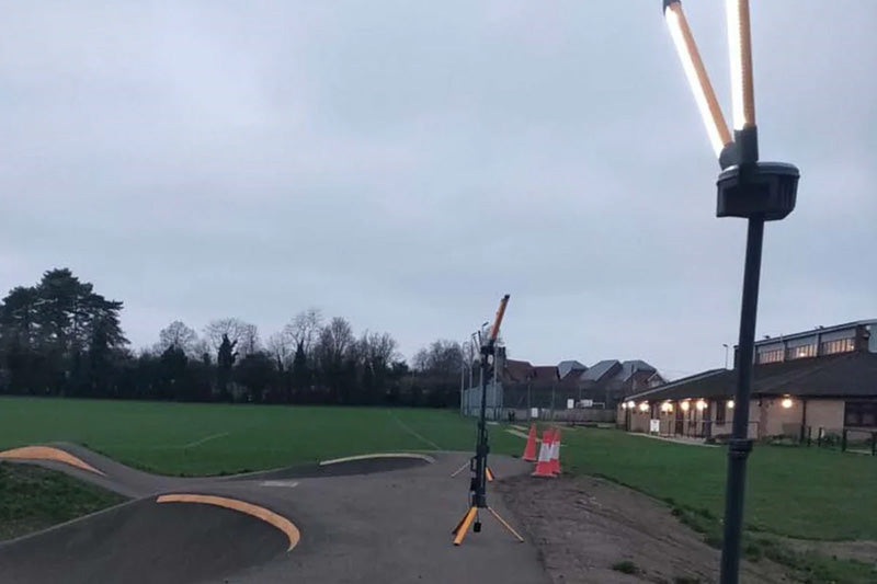 Lampe de travail Nightsearcher Tower Pro 10K 10000 Lumens - Hybride batterie/secteur - Trépied extensible