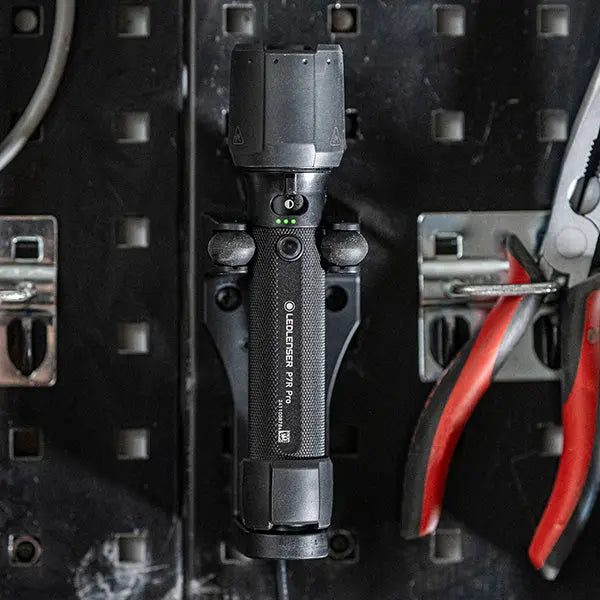 Lampe Torche Ledlenser P7R Pro 2000 Lumens - Station de Charge et USB-C  NYCTALOPE  