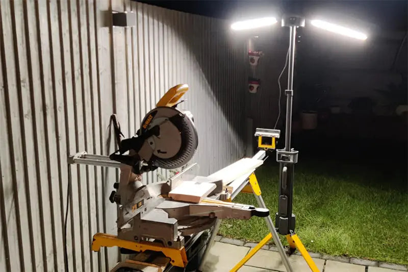 Lampe de travail Nightsearcher Tower Pro 10K 10000 Lumens - Hybride batterie/secteur - Trépied extensible - NYCTALOPE