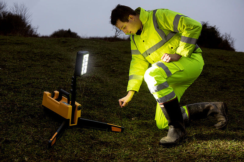 Projecteur de chantier Nightsearcher Solaris Pro rechargeable - 16 000 Lumens - 18.2 Ah - Autonomie de 24 heures - NYCTALOPE