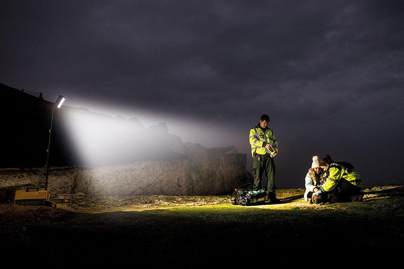 Projecteur de chantier Nightsearcher Solaris Pro X rechargeable - 16 000 Lumens - 36,4 Ah - Autonomie de 48 heures - NYCTALOPE