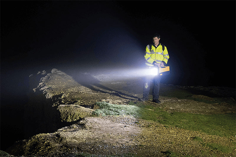 Projecteur de chantier Nightsearcher Solaris Pro X rechargeable - 16 000 Lumens - 36,4 Ah - Autonomie de 48 heures