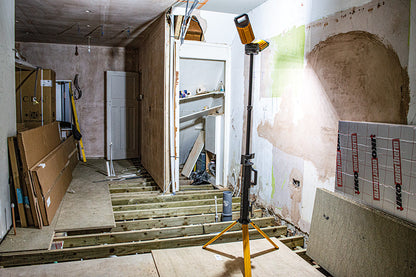 Lampe de travail Nightsearcher Tower Pro 5K 5000 Lumens - Hybride batterie/secteur - Trépied extensible - NYCTALOPE