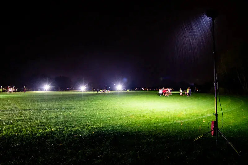 Projecteur Portable Nightsearcher SportStar Kit – 20 000 Lumens – Kit d’Éclairage Sport Rechargeable – Trépied 3,5 m - NYCTALOPE