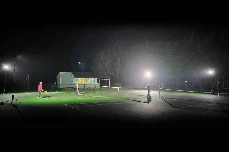 Projecteur Portable Nightsearcher SportStar Kit – 20 000 Lumens – Kit d’Éclairage Sport Rechargeable – Trépied 3,5 m - NYCTALOPE