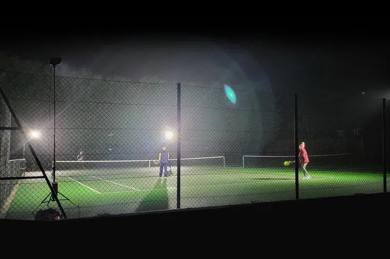 Projecteur Portable Nightsearcher SportStar Kit – 20 000 Lumens – Kit d’Éclairage Sport Rechargeable – Trépied 3,5 m - NYCTALOPE