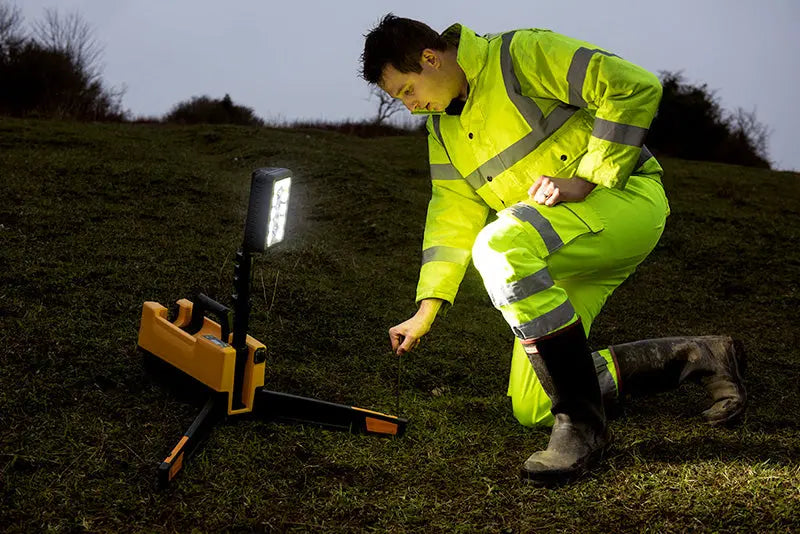 Projecteur de chantier Nightsearcher Solaris Pro rechargeable - 16 000 Lumens - 18.2 Ah - Autonomie de 24 heures - NYCTALOPE