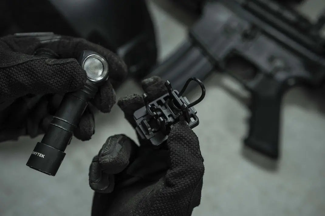 Support Armytek AHM-05 pour casque équipé d'un NVG Shroud pour lampe Wizard et Elf  NYCTALOPE  