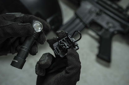 Support Armytek AHM-05 pour casque équipé d'un NVG Shroud pour lampe Wizard et Elf  NYCTALOPE  