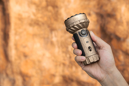 Lampe Torche Olight MARAUDER Mini TERRAIN DESERTIQUE - 7000 Lumens - Rechargeable - NYCTALOPE