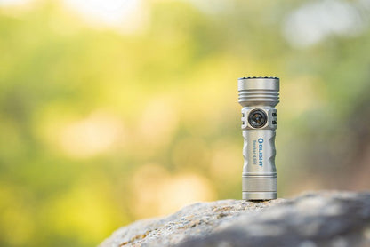 Lampe Torche Olight SEEKER 4 Mini Titane - 1200 Lumens - Edition Limitée  NYCTALOPE  