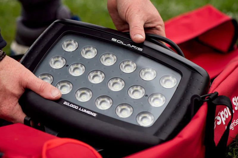 Projecteur Portable Nightsearcher SportStar Kit – 20 000 Lumens – Kit d’Éclairage Sport Rechargeable – Trépied 3,5 m - NYCTALOPE