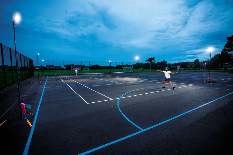 Projecteur Portable Nightsearcher SportStar Kit – 20 000 Lumens – Kit d’Éclairage Sport Rechargeable – Trépied 3,5 m - NYCTALOPE