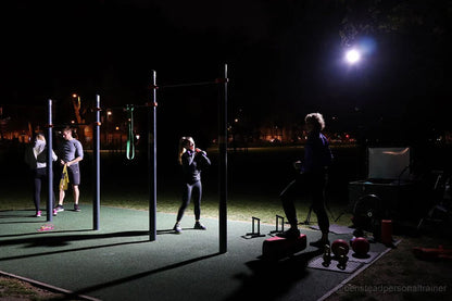 Projecteur Portable Nightsearcher SportStar Kit – 20 000 Lumens – Kit d’Éclairage Sport Rechargeable – Trépied 3,5 m - NYCTALOPE